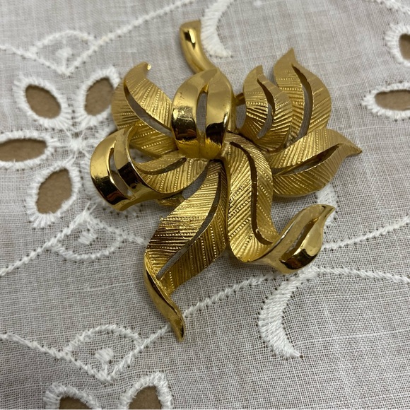 Vintage Crown Trifari Brooch Brushed Gold Tone Textured Ribbon Leaf - Picture 9 of 12